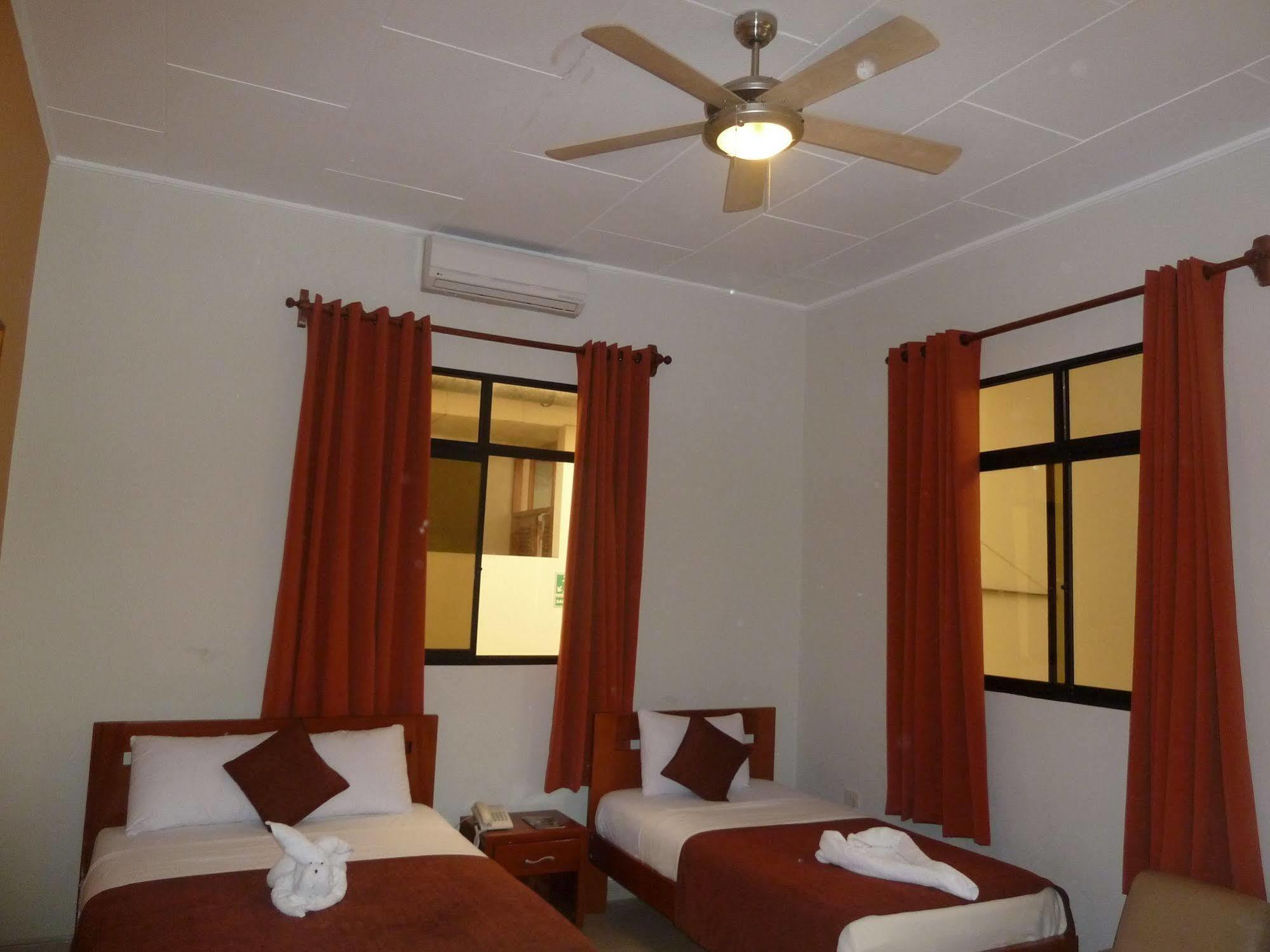 איקיטוס Hostal Huayruro מראה חיצוני תמונה