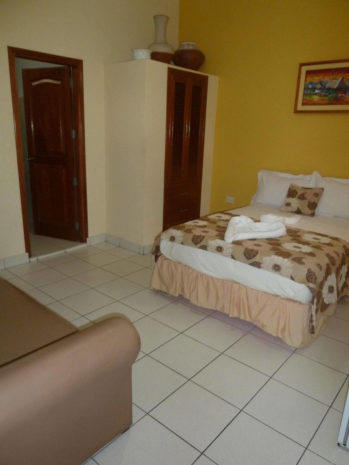 איקיטוס Hostal Huayruro מראה חיצוני תמונה