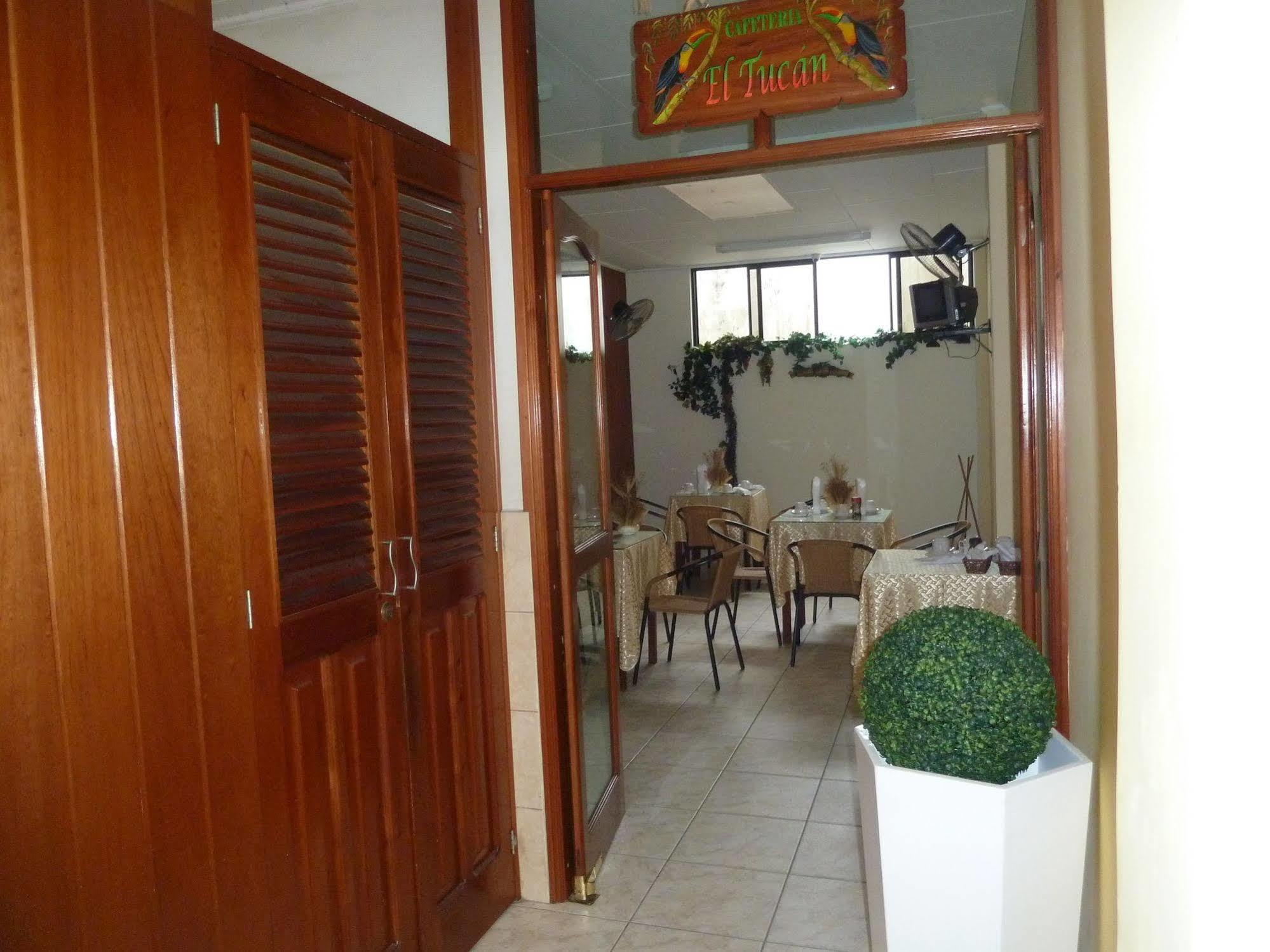 איקיטוס Hostal Huayruro מראה חיצוני תמונה